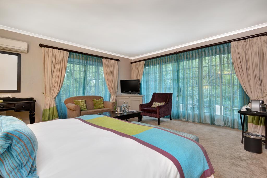 Mount Grace Hotel & Spa Magaliesburg Kültér fotó A bedroom at the Taj Bengal