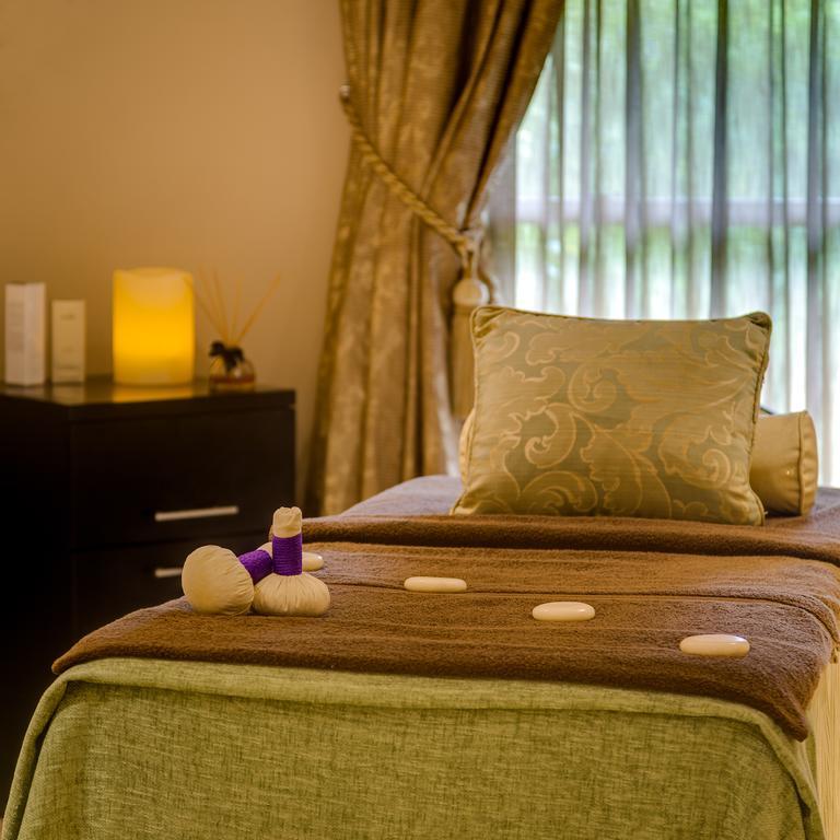 Mount Grace Hotel & Spa Magaliesburg Kültér fotó A massage bed